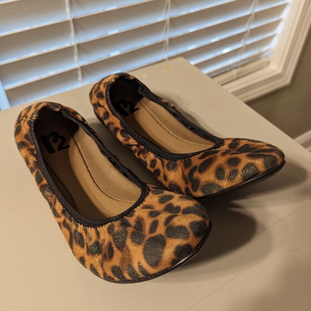 R2 ballet stretch flats - nwot
